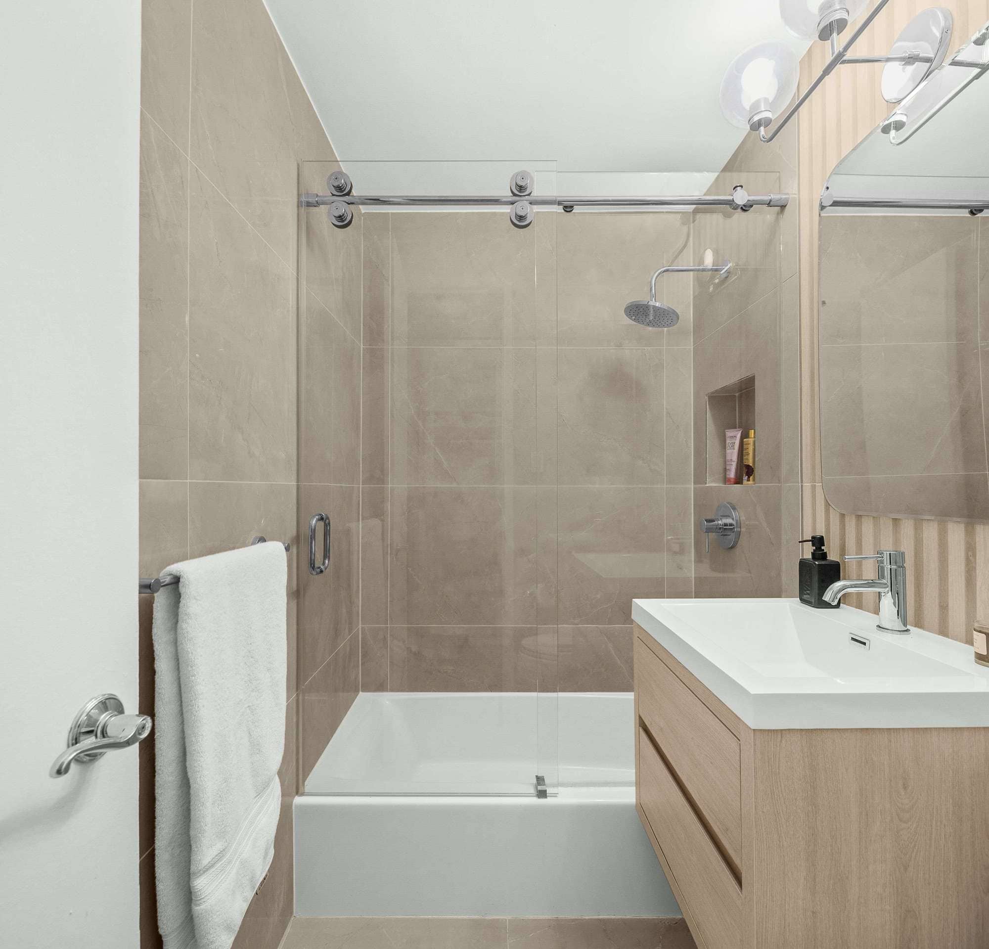 BATHROOM 2
